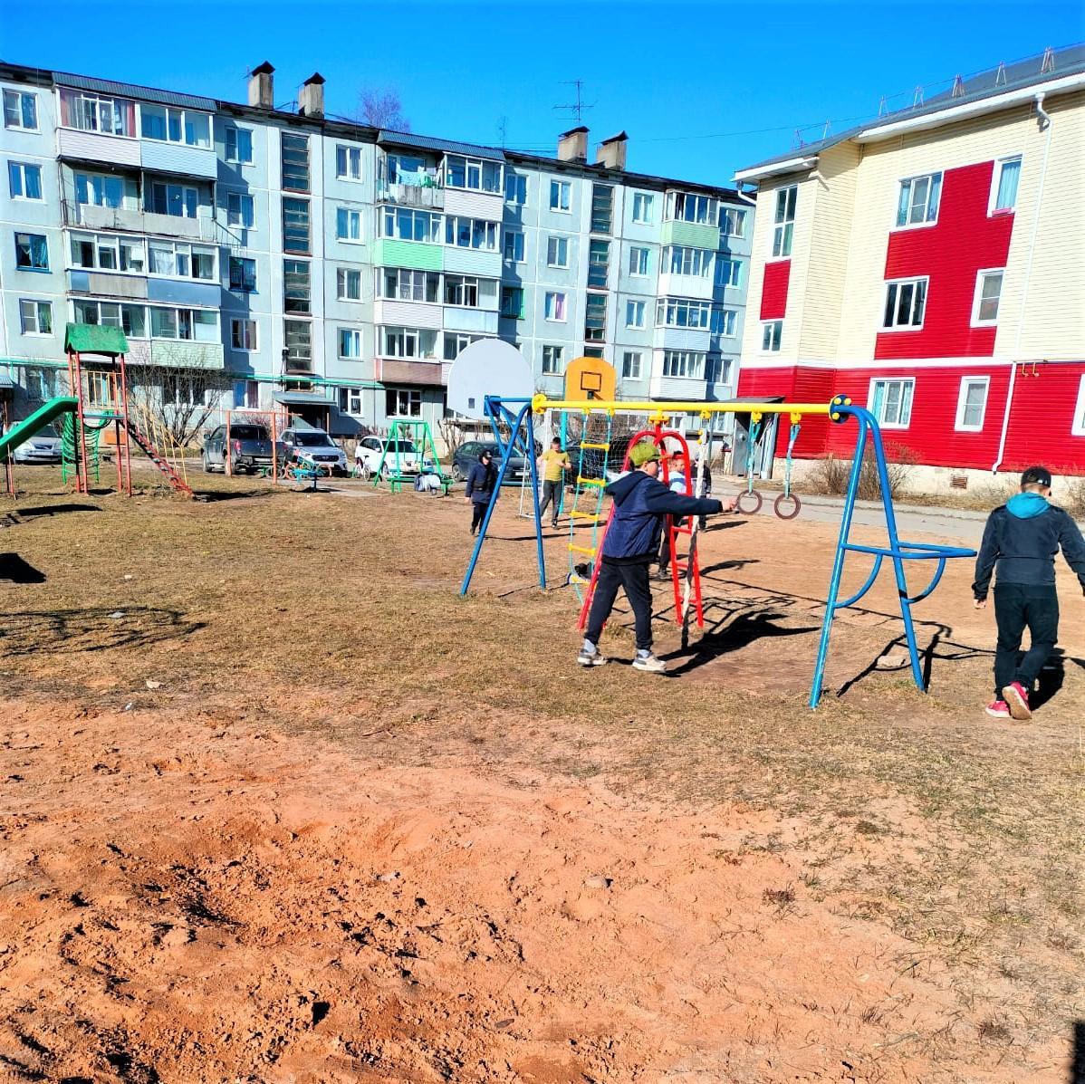 В Грязовецком округе оценили безопасность детских площадок.