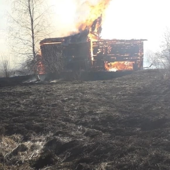 Более десятка техники и почти тридцать человек сегодня выехали на место пожара в населенные пункты Сидоровского территориального управления.