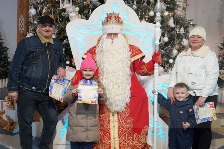 Пятимиллионные посетители выставки «Россия» побывали в гостях у Деда Мороза в Вологодской области.