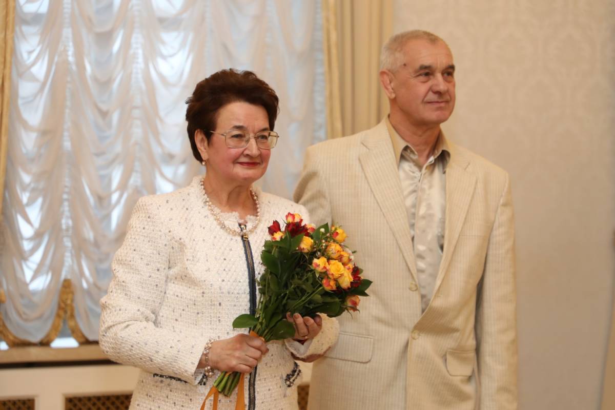 В Вологодской области установлена выплата супругам к юбилеям их совместной жизни.
