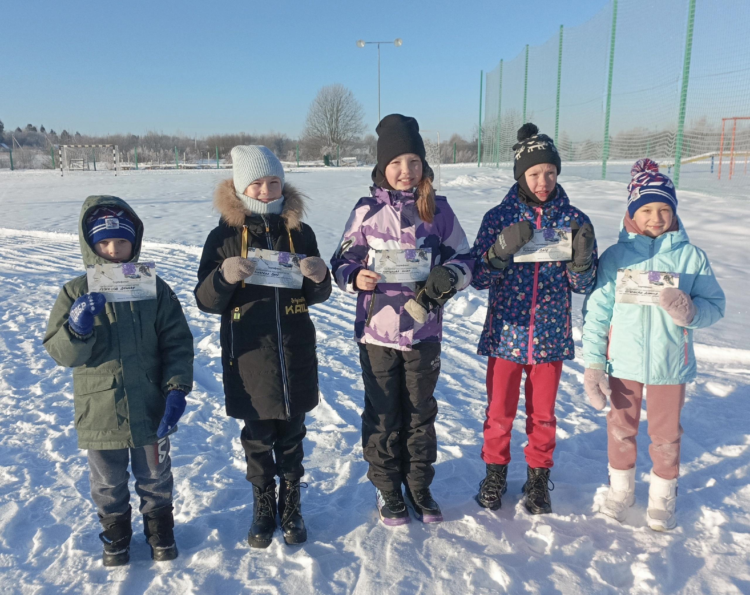 На стадионе в поселке Вохтога для жителей были организованы зимние забавы.