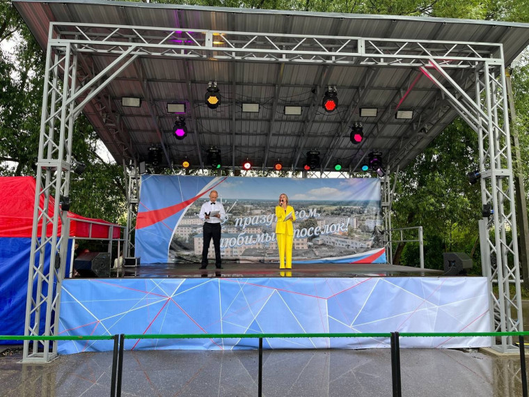 В Вохтоге  реализован важный  проект - установлена новая сцена на центральной площади в рамках областной программы Народный бюджет.