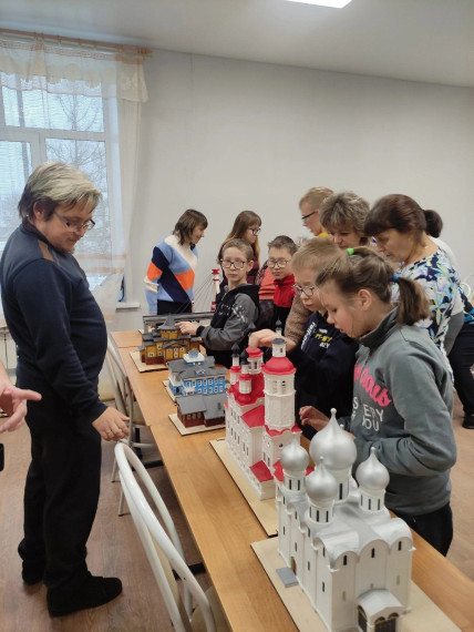 Ученики Грязовецкой школы-интерната для детей с ограниченными возможностями по зрению познакомились с архитектурой Вологодской области.