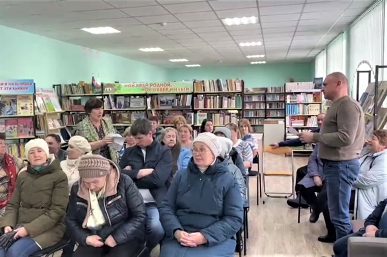 Глава Грязовецкого округа, Сергей Фёкличев, провёл встречу с жителями Комьянского территориального управления.