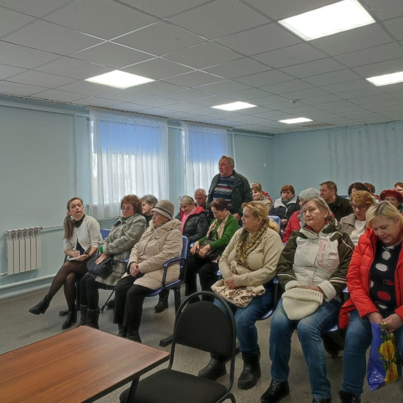 Глава Грязовецкого округа, Сергей Фёкличев, встретился с жителями Юровского территориального управления.